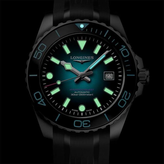Longines HydroConquest Commonwealth Games Edition Glasgow 2026, Ref. L3.788.4.09.9, Zifferblatt Nachtansicht
