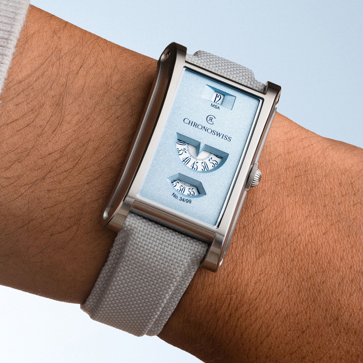 Die Neo Digiteur Pastel Code von Chronoswiss am Handgelenk