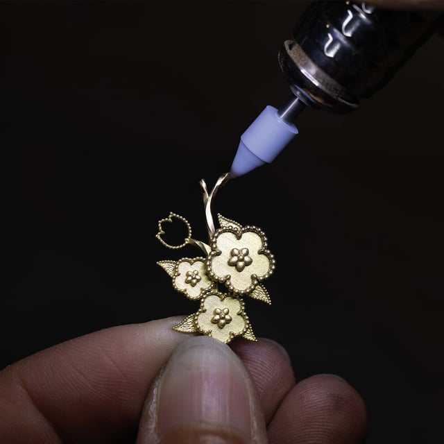 Poliertes Gold auf allen Seiten – auch dort, wo es niemand sieht.