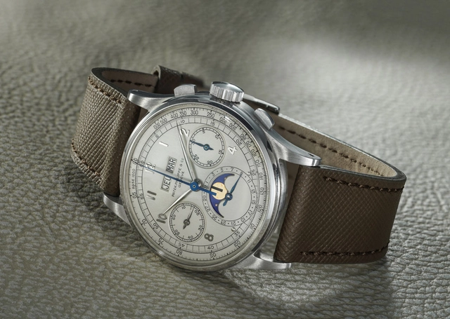 Patek Philippe Ref. 1518 in Stahl liegend vor grauem Hintergrund