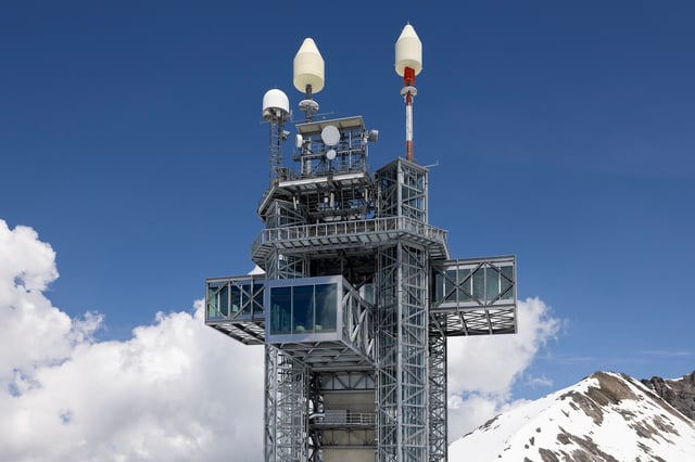Sicht auf den Titlis Tower in den Schweizer Alpen, Himmel, Wolken