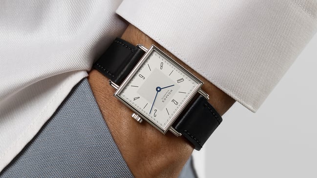 Nomos – Tetra 27, elegante quadratische Uhr mit Handaufzugskaliber