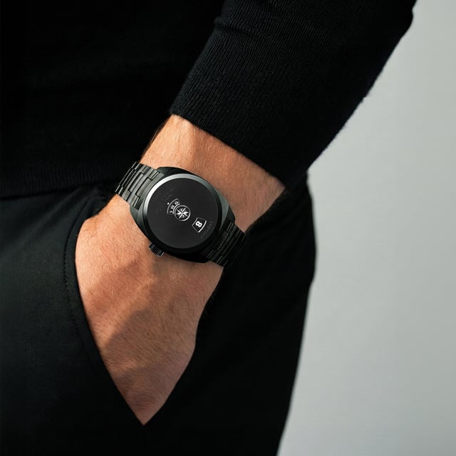 Bremont Terra Nova 38 Jumping Hour, schwarze Uhr am Handgelenk