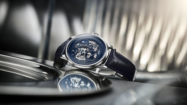 Glashuette Original Panomatic Calendar, Platinuhr liegt auf dem Boden