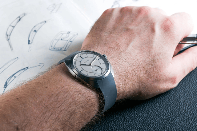 Neode – N01, elegante Handaufzugsuhr mit Sterlingsilber-Zifferblatt 