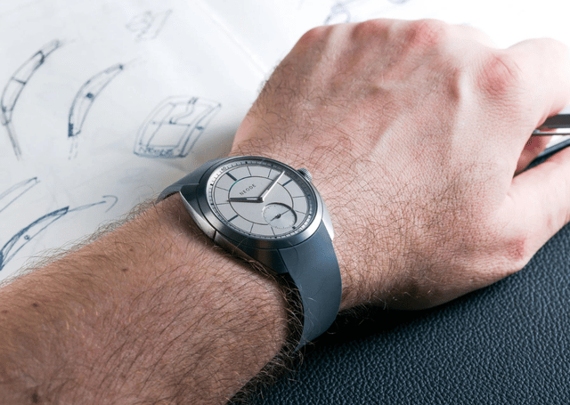 Neode – N01, elegante Handaufzugsuhr mit Sterlingsilber-Zifferblatt 