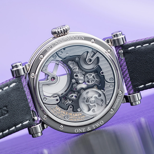 Speake-Marin Openworked Tourbillon Purple Hour, Uhrwerk vor lila Hintergrund