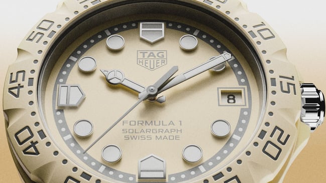 Nahaufnahme des Zifferblatts der TAG Heuer Formula 1 Solargraph 38mm Pastell in gelb