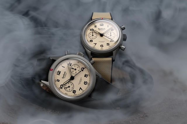 Hanhart 417 TI Desert Pilot Limited Edition, zwei Uhren, grauer Hintergrund