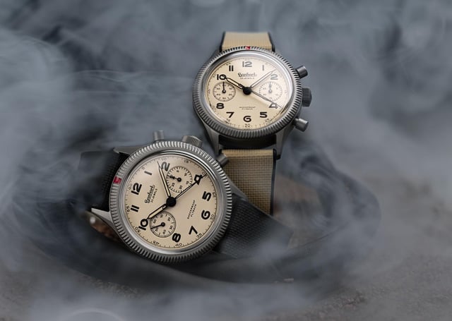 Hanhart 417 TI Desert Pilot Limited Edition, zwei Uhren, grauer Hintergrund