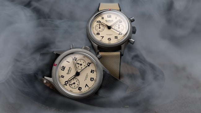 Hanhart 417 TI Desert Pilot Limited Edition, zwei Uhren, grauer Hintergrund