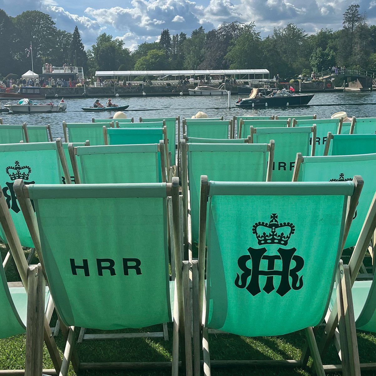 Liegestühle bei der Henley Royal Regatta in Minzgrün