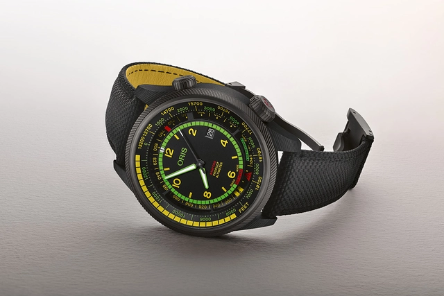 Oris x Bamford ProPilot Altimeter "Mission Control", Uhr auf dem Boden liegend