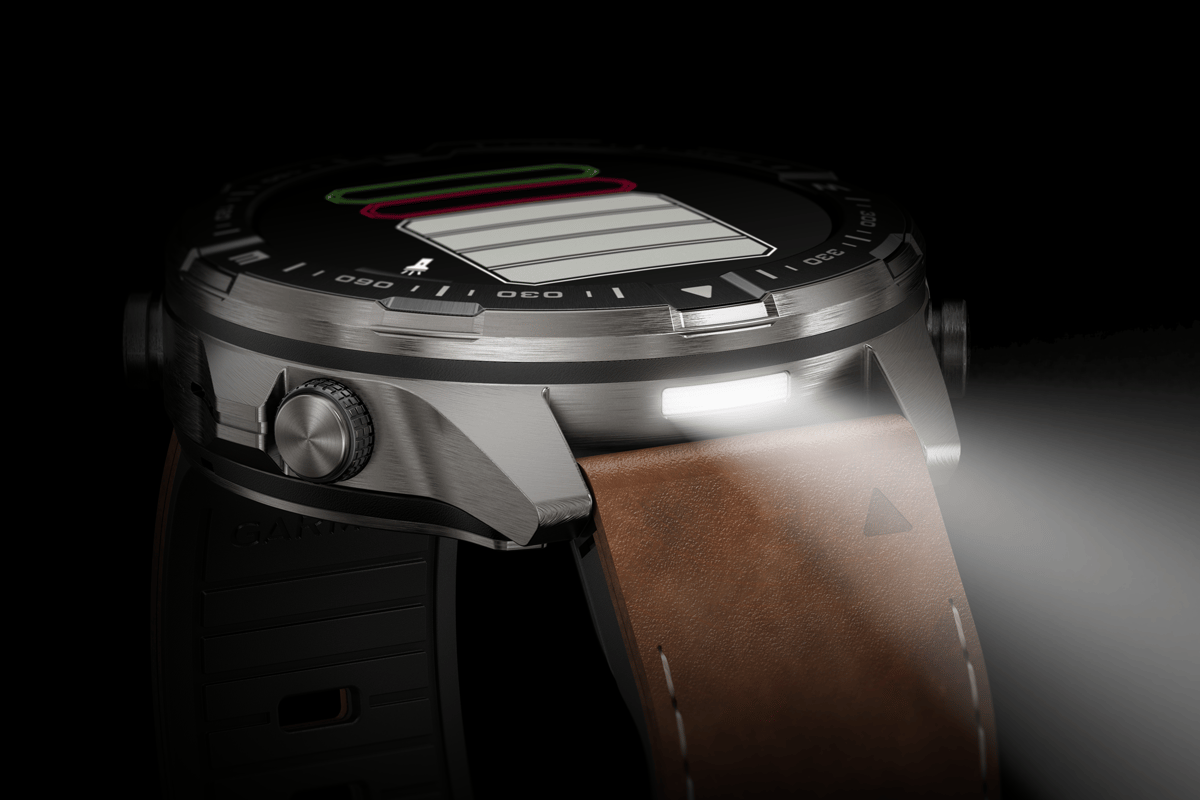 Die Marq Gen 3 von Garmin mit eingeschalteter Taschenlampe