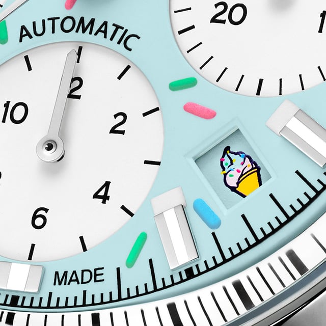 Norqain Freedom Chrono Enjoy Life “Sprinkles”, Detailansicht Zifferblatt, Emoji Eistüte im Datumsfenster
