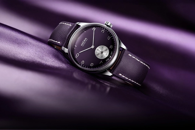 Vulcain: Grand Prix Petite Seconde Purple Limited Edition, lila Uhr auf violettem Hintergrund