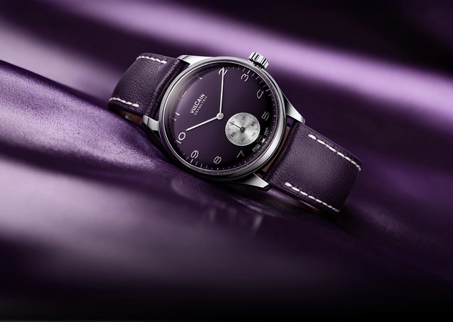 Vulcain: Grand Prix Petite Seconde Purple Limited Edition, lila Uhr auf violettem Hintergrund