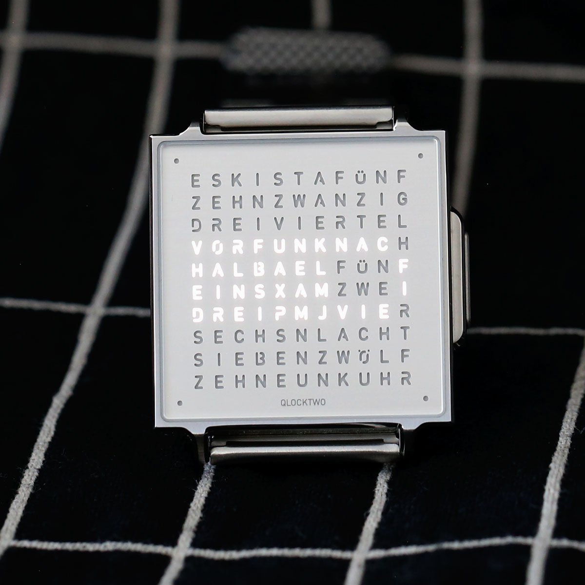 Qlocktwo-W-Wristshot-Ladeanzeige.jpg