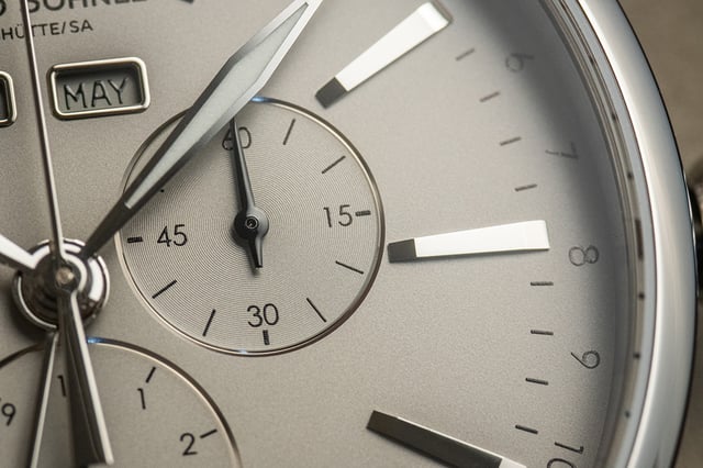 Bruno Soehnle Atrium Chrono Stunden- und Minutenzeiger sind mit Leuchtmasse gefüllt