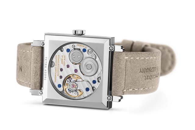 Nomos Tetra Terra 0438 Kaliber DUW-4001 durch Saphirglasboden