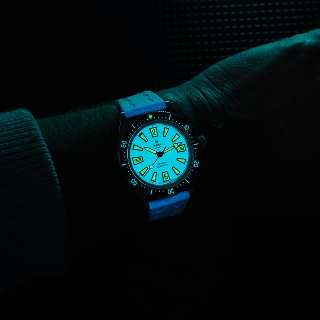 Ansicht bei Nacht Yema Skin Diver Slim Full Lume CMM.20 Limited Edition am Handgelenk