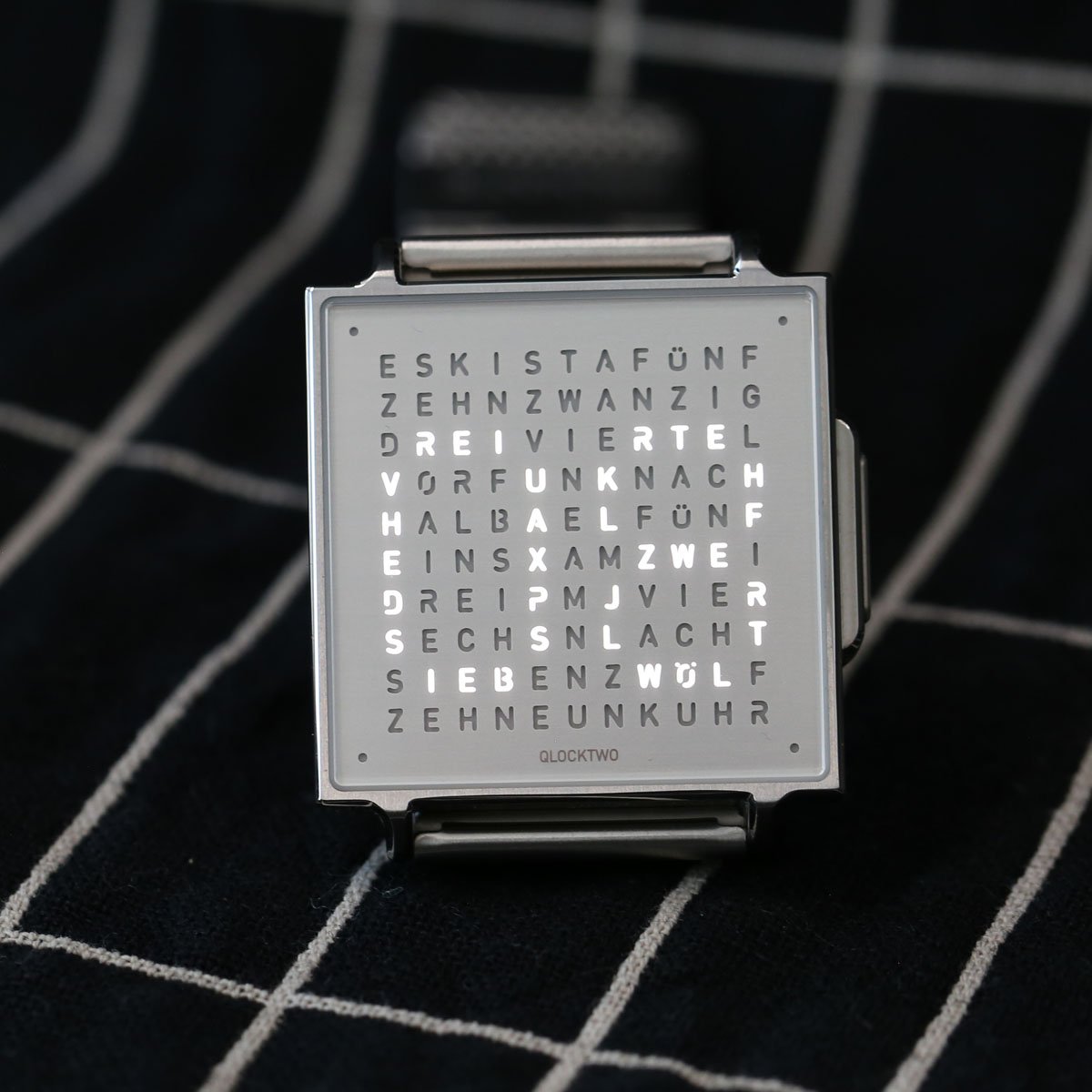 Qlocktwo-W-Wristshot-Datum