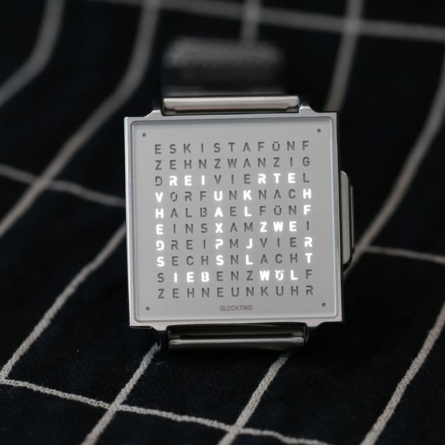 Qlocktwo-W-Wristshot-Datum