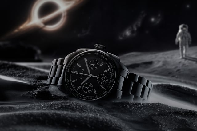  Bulova Lunar Pilot Black Hole: Uhr liegend vor dunklem Hintergrund