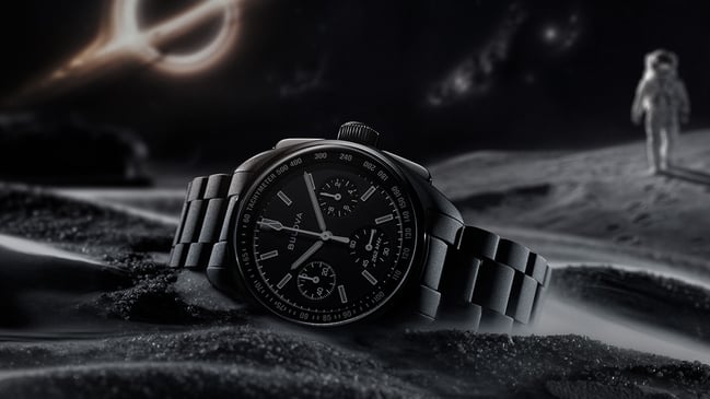  Bulova Lunar Pilot Black Hole: Uhr liegend vor dunklem Hintergrund