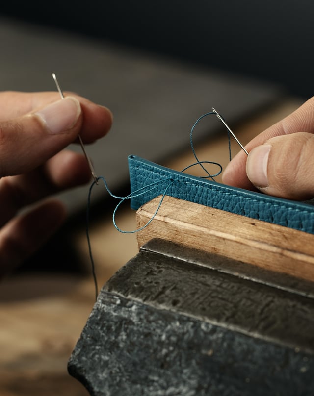 Blaues Lederband in der Herstellung