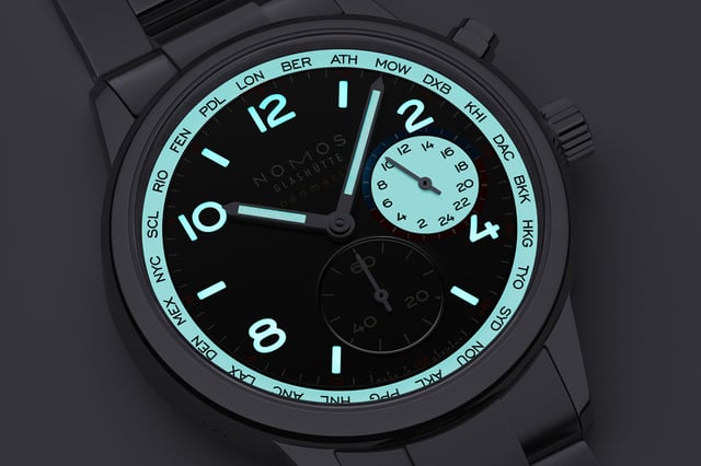 Nomos Glashütte: Club Sport Neomatik Weltzeit Dark bei Dunkelheit