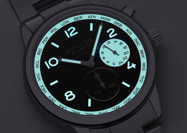 Nomos Glashütte: Club Sport Neomatik Weltzeit Dark bei Dunkelheit