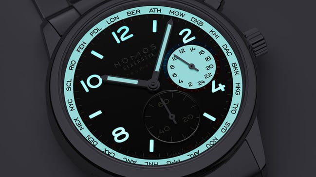 Nomos Glashütte: Club Sport Neomatik Weltzeit Dark bei Dunkelheit