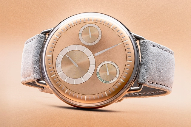 Ressence Type 1° Rose-Gold, Uhr liegend vor Hintergrund