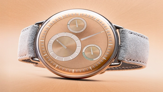 Ressence Type 1° Rose-Gold, Uhr liegend vor Hintergrund