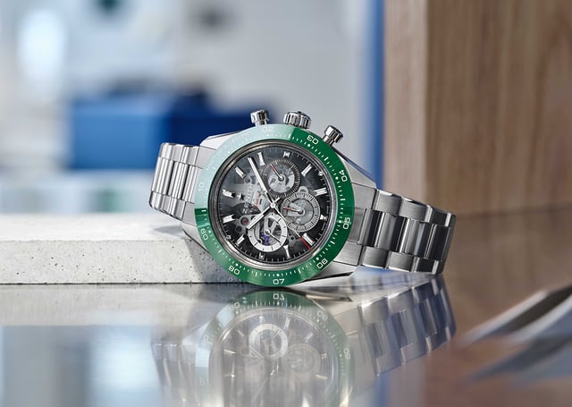 Zenith Chronomaster Sport Skeleton, Edelstahluhr mit grüner Lünette liegend