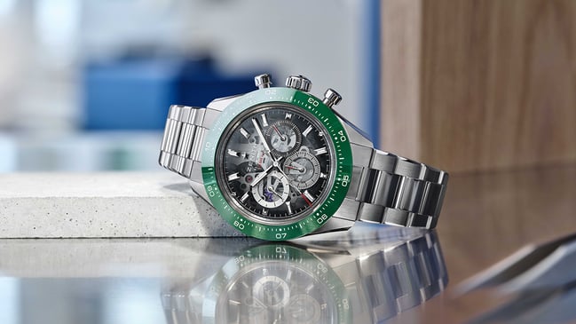 Zenith Chronomaster Sport Skeleton, Edelstahluhr mit grüner Lünette liegend