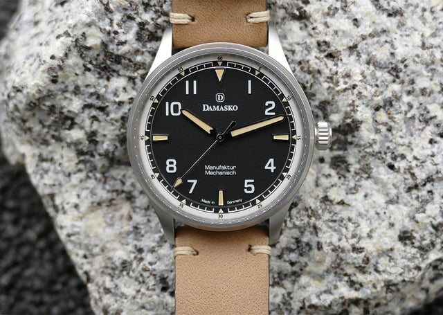 DF10 Old Radium mit beigen Vintage BIO Band und schwarzem Zifferblatt