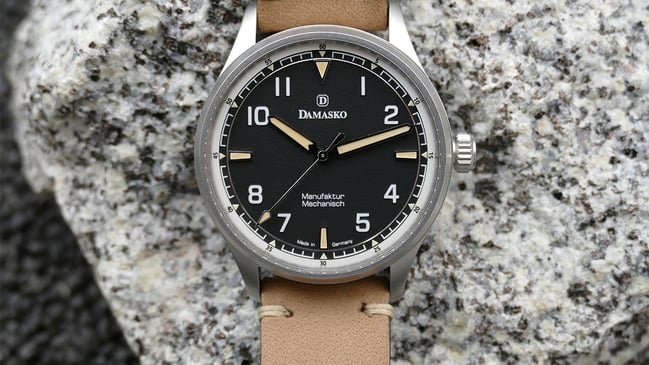 DF10 Old Radium mit beigen Vintage BIO Band und schwarzem Zifferblatt