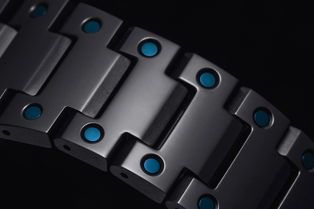 Blau ionenplattierte Schrauben am Armband