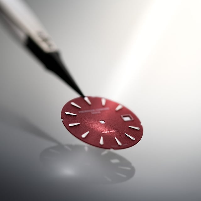 Frederique Constant Moneta Solarmetre, Referenz FC-120W3S6, rotes Zifferblatt gehalten mit Pinzette