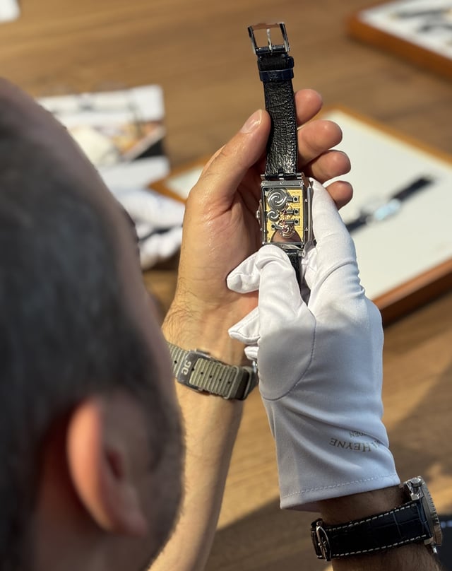 Neben der Arbeit an den Uhrmachertischen können auch die fertigen Meisterwerke von Lang & Heyne bestaunt werden