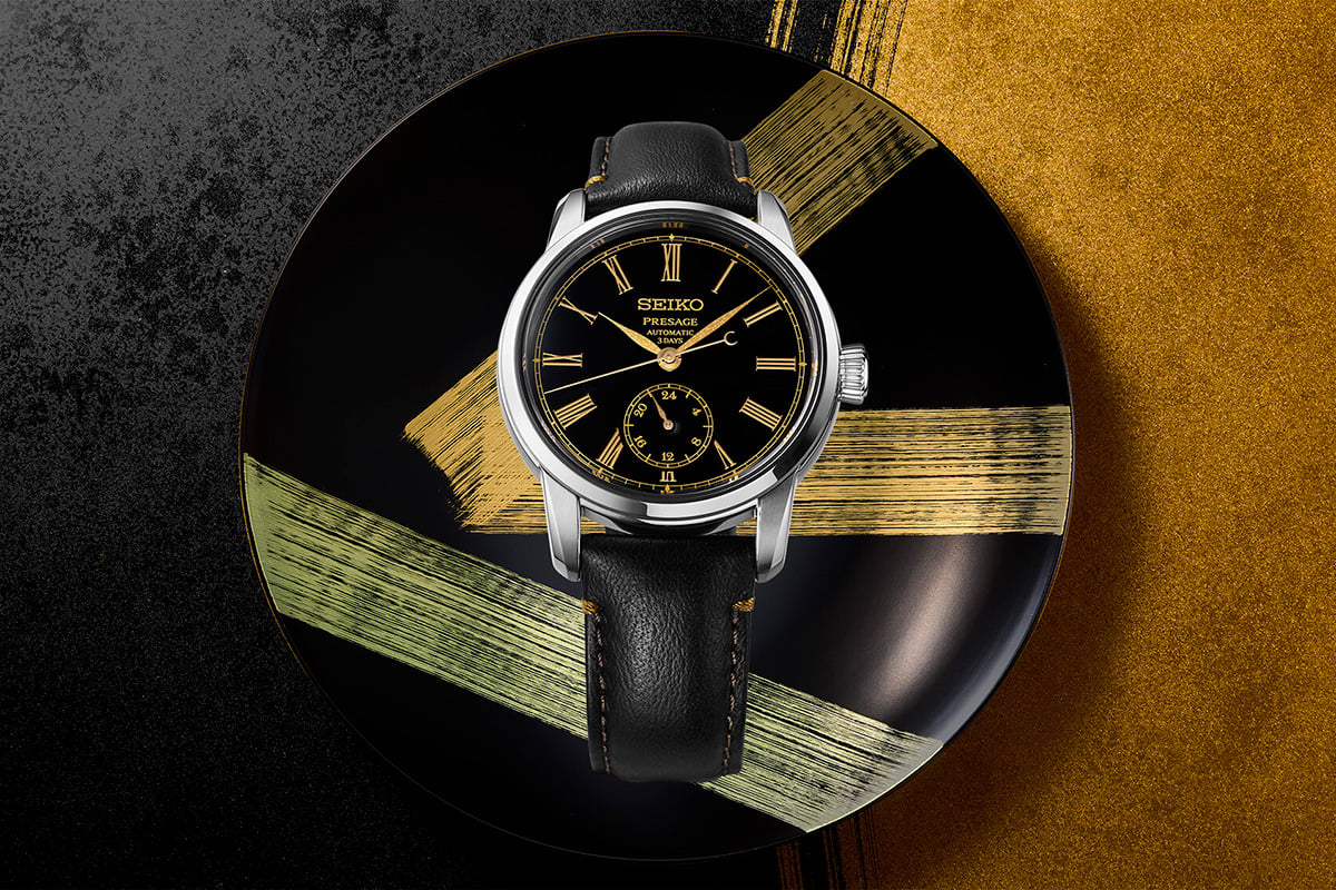 Seiko Presage Classic Series „Craftsmanship“ Urushi SPB499 vor Hintergrund