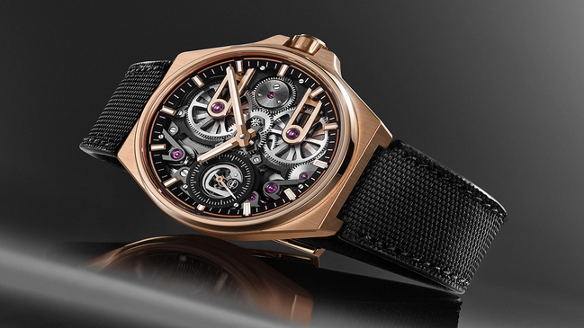 Armin Strom One Week Skeleton Rose Gold, Uhr liegend vor dunklem Hintergrund