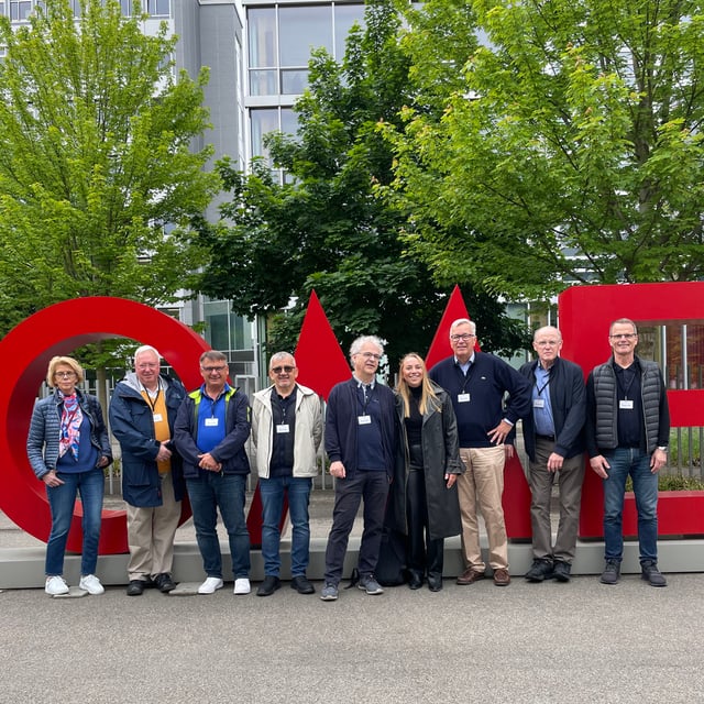 WatchTime Uhrenreise Schweiz 2025: Gruppenbild vor Omega