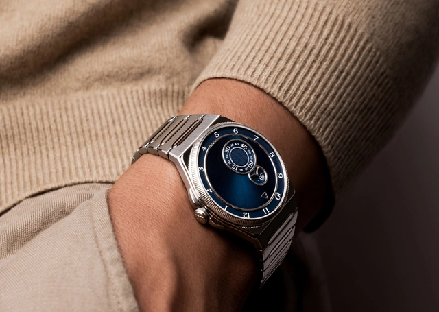 Trilobe Trente-Deux mit blauem Zifferblatt, Wristshot