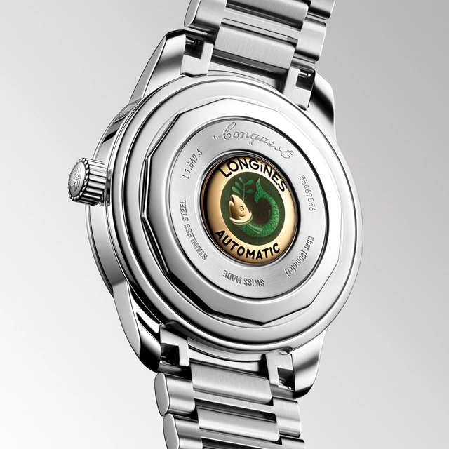 Longines Conquest Heritage, Referenz L1.649.4.02.6, verschlossener Gehäuseboden mit Medaillon aus 18 Karat Gold mit Fisch-Motiv