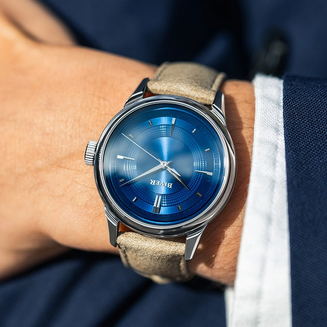 Biver-Automatique-Clous-DeParis am Handgelenk, Platinuhr mit blauem Guillochezifferblatt am Handgelenk