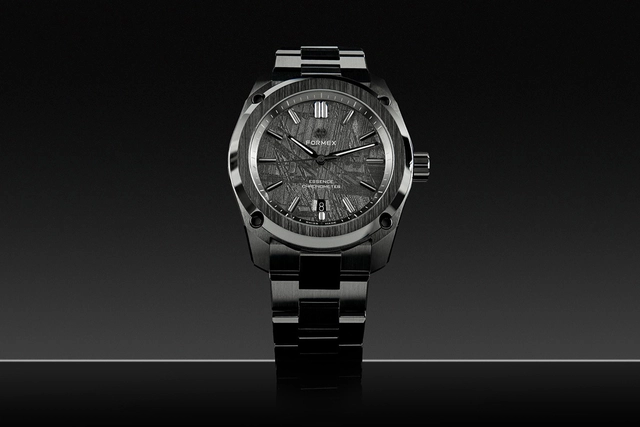 Formex Essence Ceramica Dark Matter, dunkle Uhr vor dunklem Hintergrund