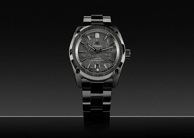 Formex Essence Ceramica Dark Matter, dunkle Uhr vor dunklem Hintergrund